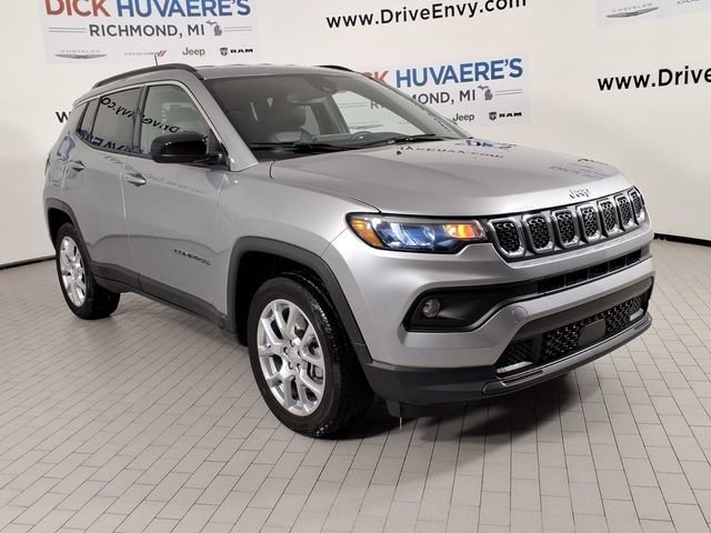 Used 2024 Jeep Compass Latitude image 3