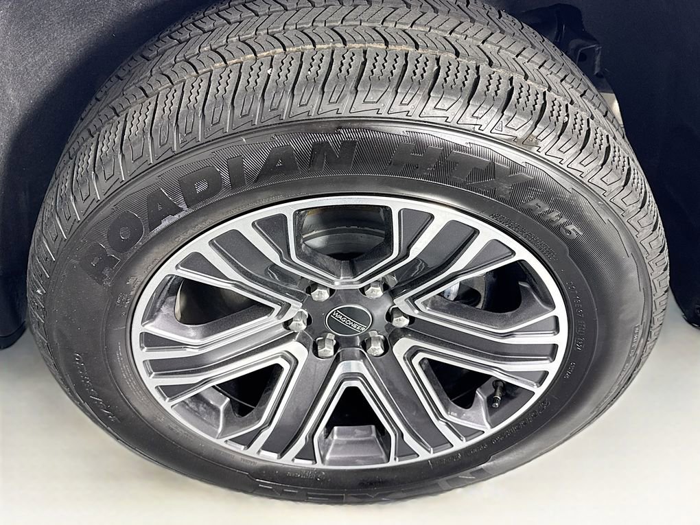 Used 2025 Jeep Wagoneer Series II w/ 8-Passenger Seating Package image 32