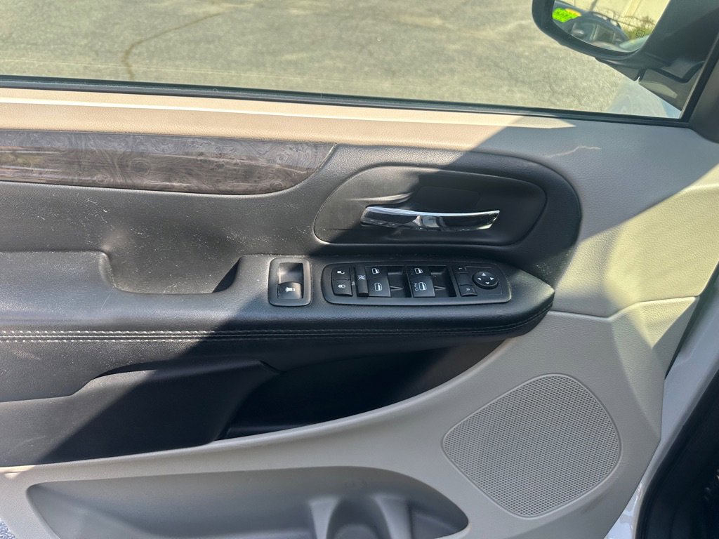 Used 2019 Dodge Grand Caravan SE w/ UConnect Hands-Free Group image 12