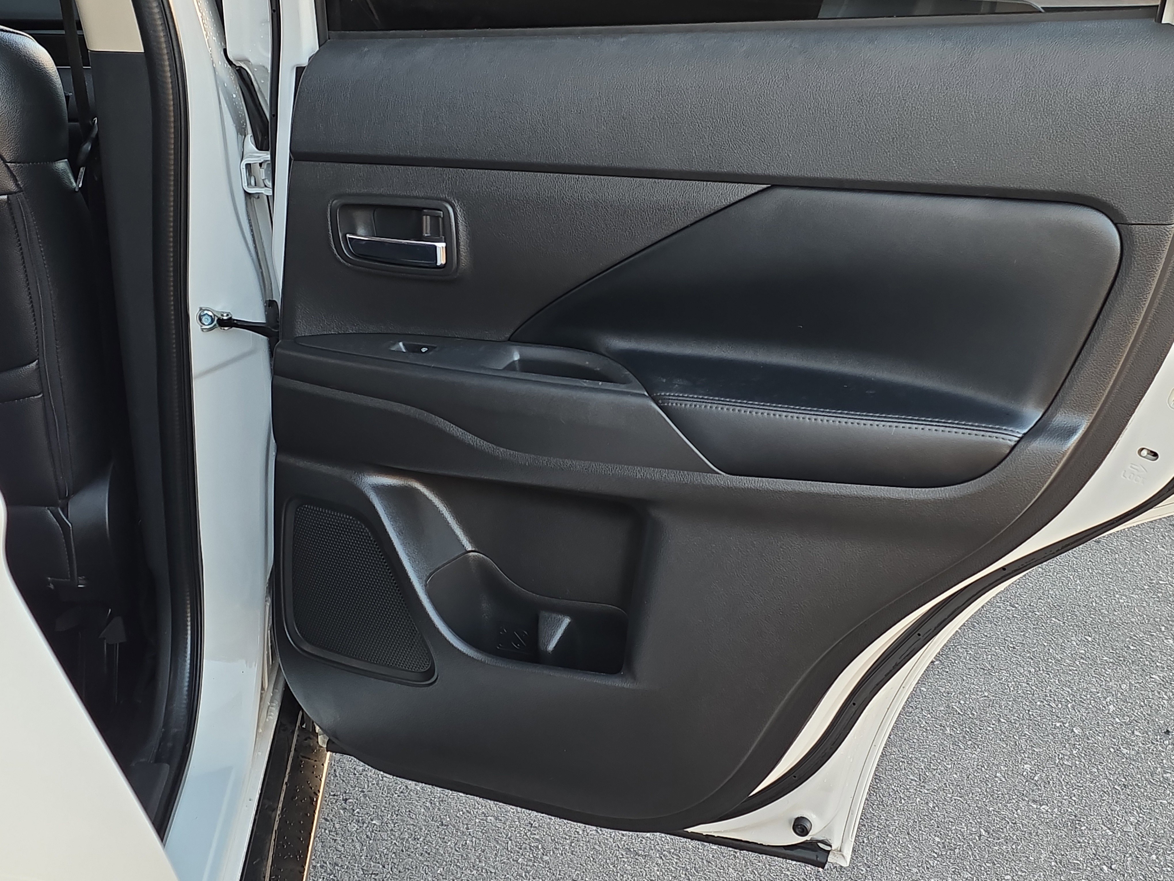 Used 2020 Mitsubishi Outlander SE image 27