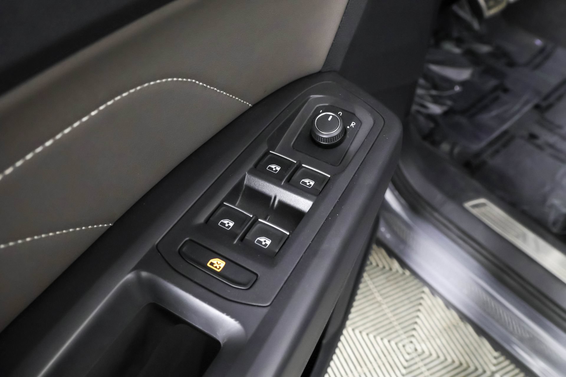 Used 2023 Volkswagen Atlas Cross Sport SEL R-Line AWD/4WD image 36