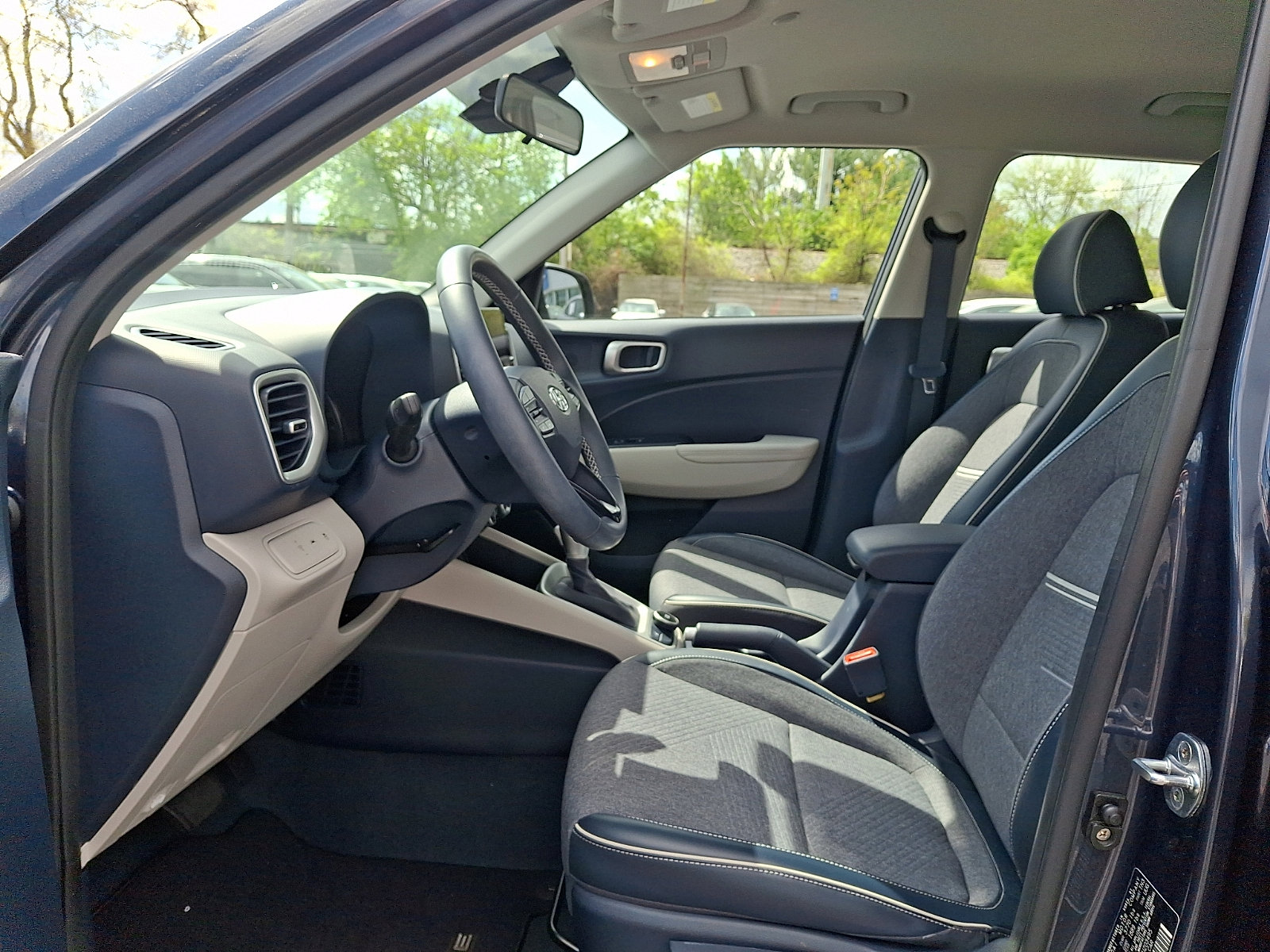 Certified 2022 Hyundai Venue Limited w/ Cargo Package image 13