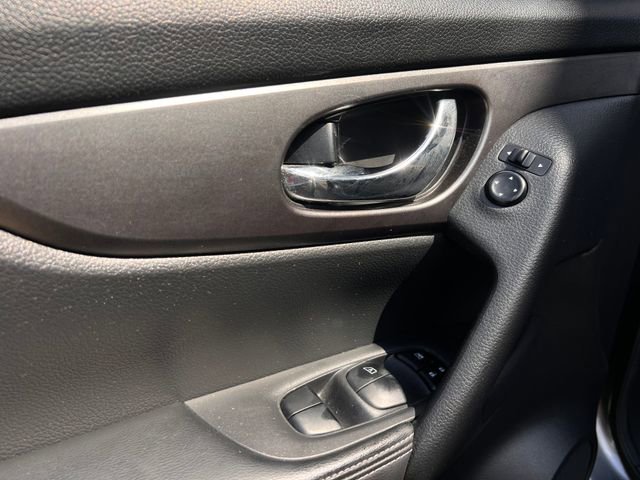 Used 2016 Nissan Rogue SV w/ SV Premium Package image 11