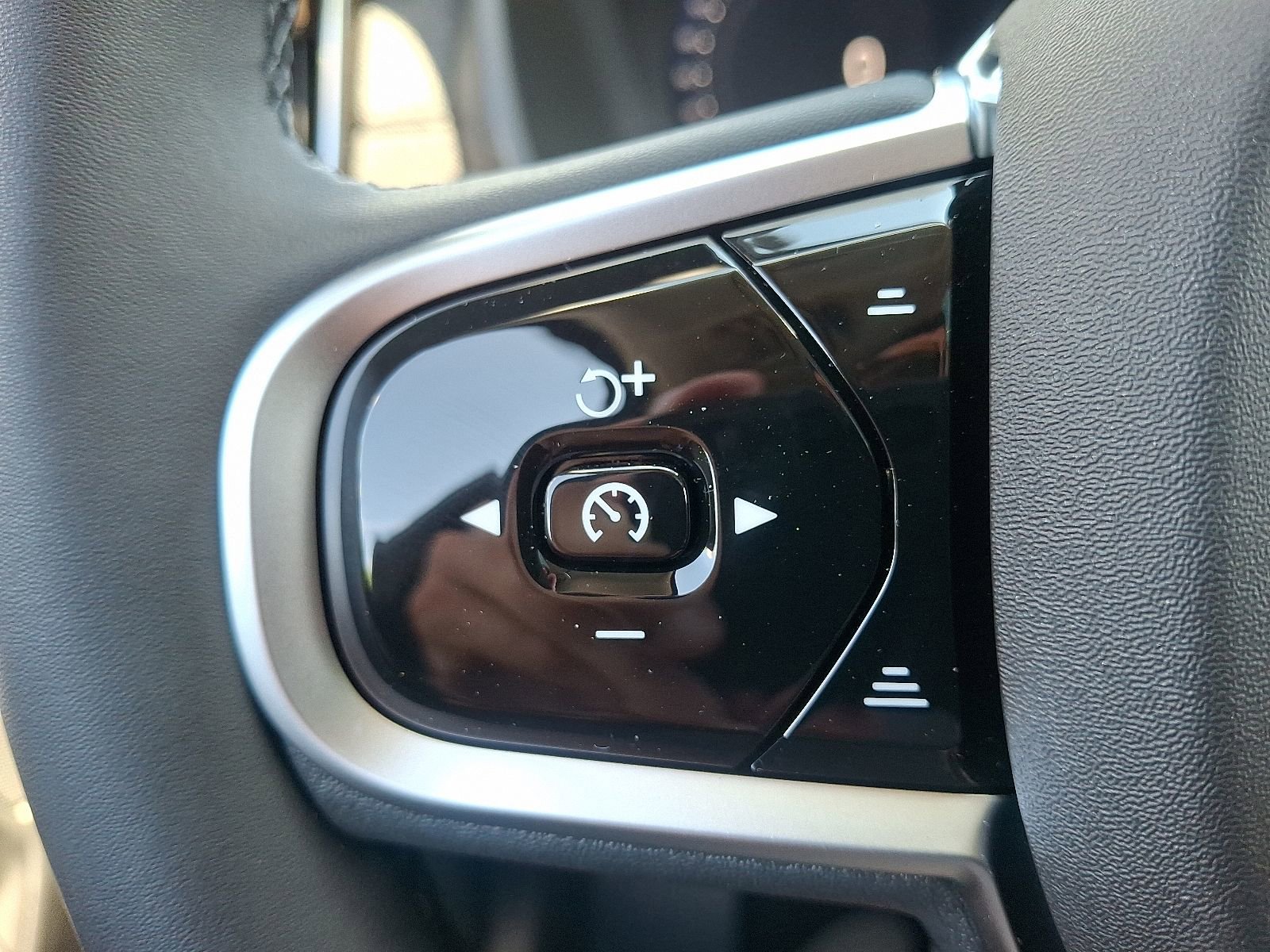 New 2026 Volvo XC90 B6 Plus w/ Protection Package Premier image 23