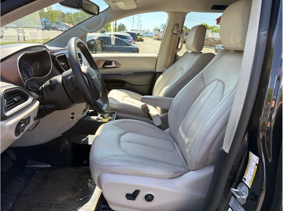 Used 2018 Chrysler Pacifica Touring-L Plus FWD image 10