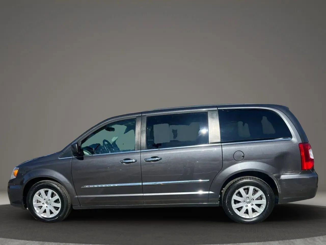 Used 2016 Chrysler Town & Country Touring w/ Driver Convenience Group image 8