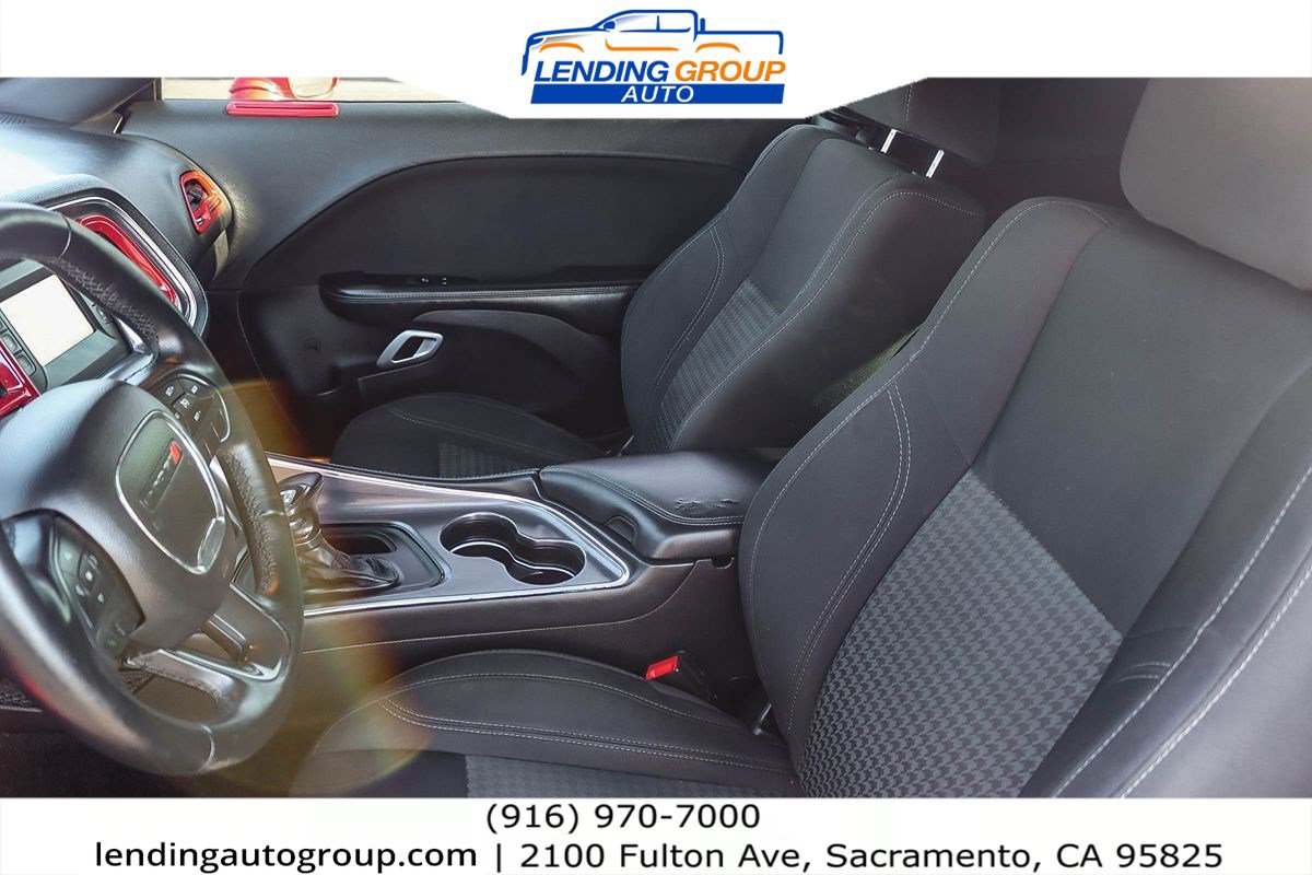 Used 2015 Dodge Challenger SXT image 16