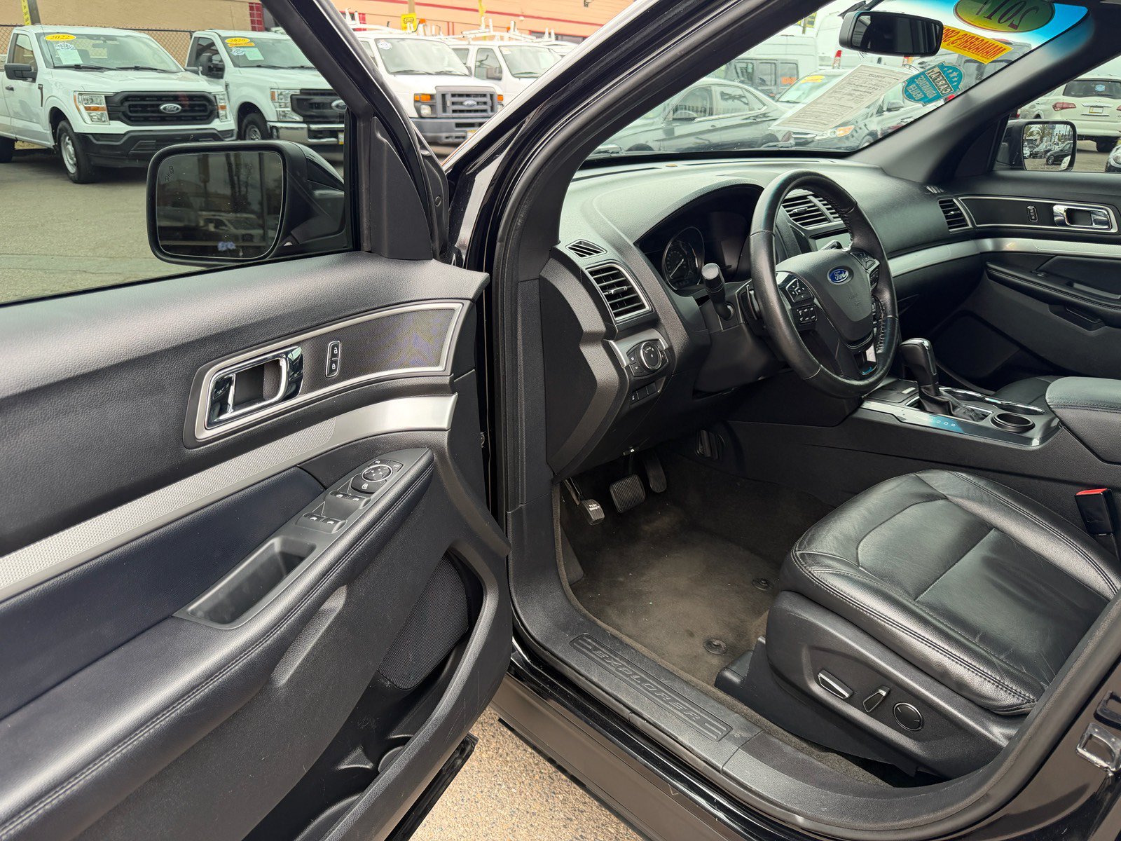 Used 2017 Ford Explorer XLT w/ Equipment Group 202A FWD image 19