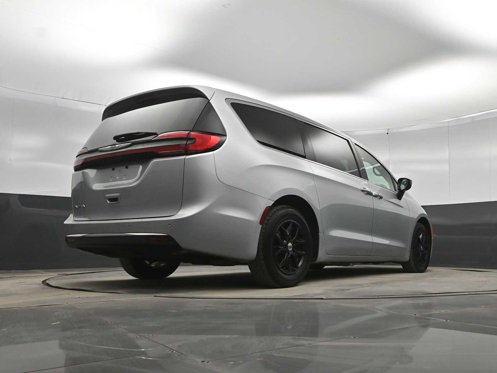 Used 2024 Chrysler Pacifica Touring-L image 36