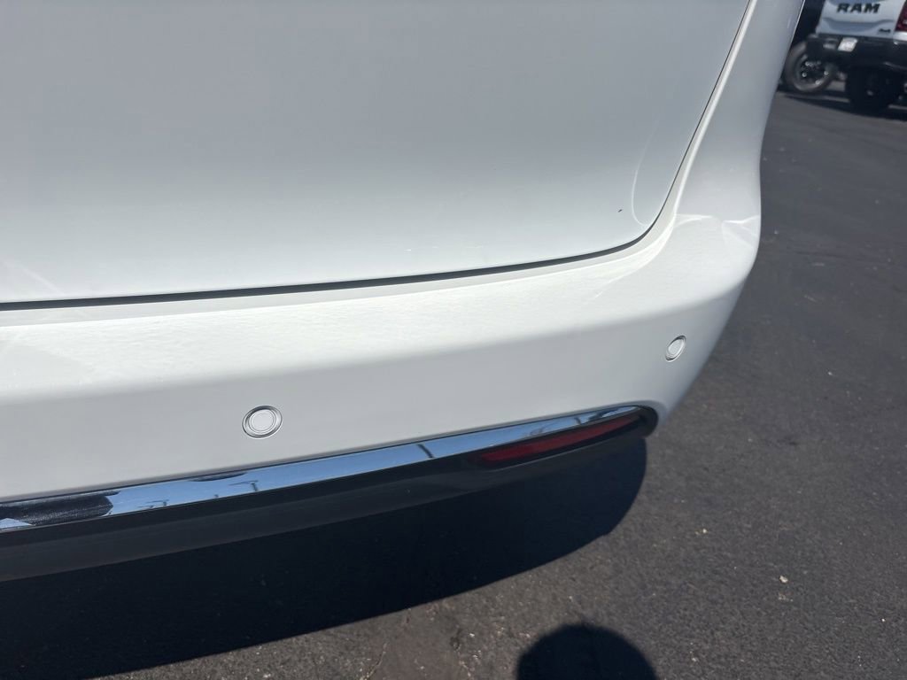 Used 2023 Chrysler Pacifica Touring-L FWD image 10