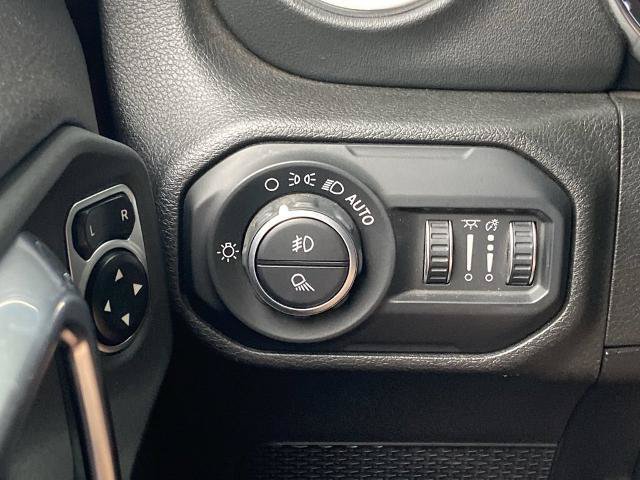 Used 2020 Jeep Gladiator Overland AWD/4WD image 14