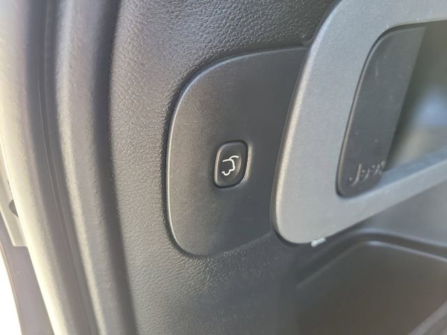 Used 2018 Jeep Cherokee Limited w/ Technology Group image 11