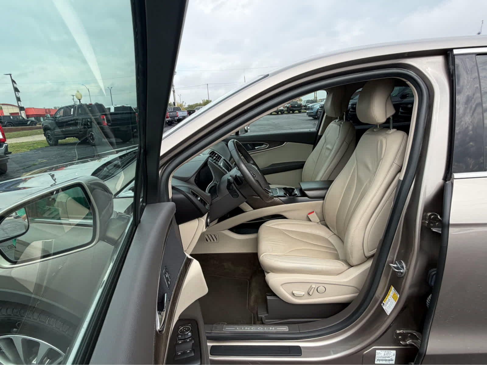 Used 2018 Lincoln MKX Select FWD image 17