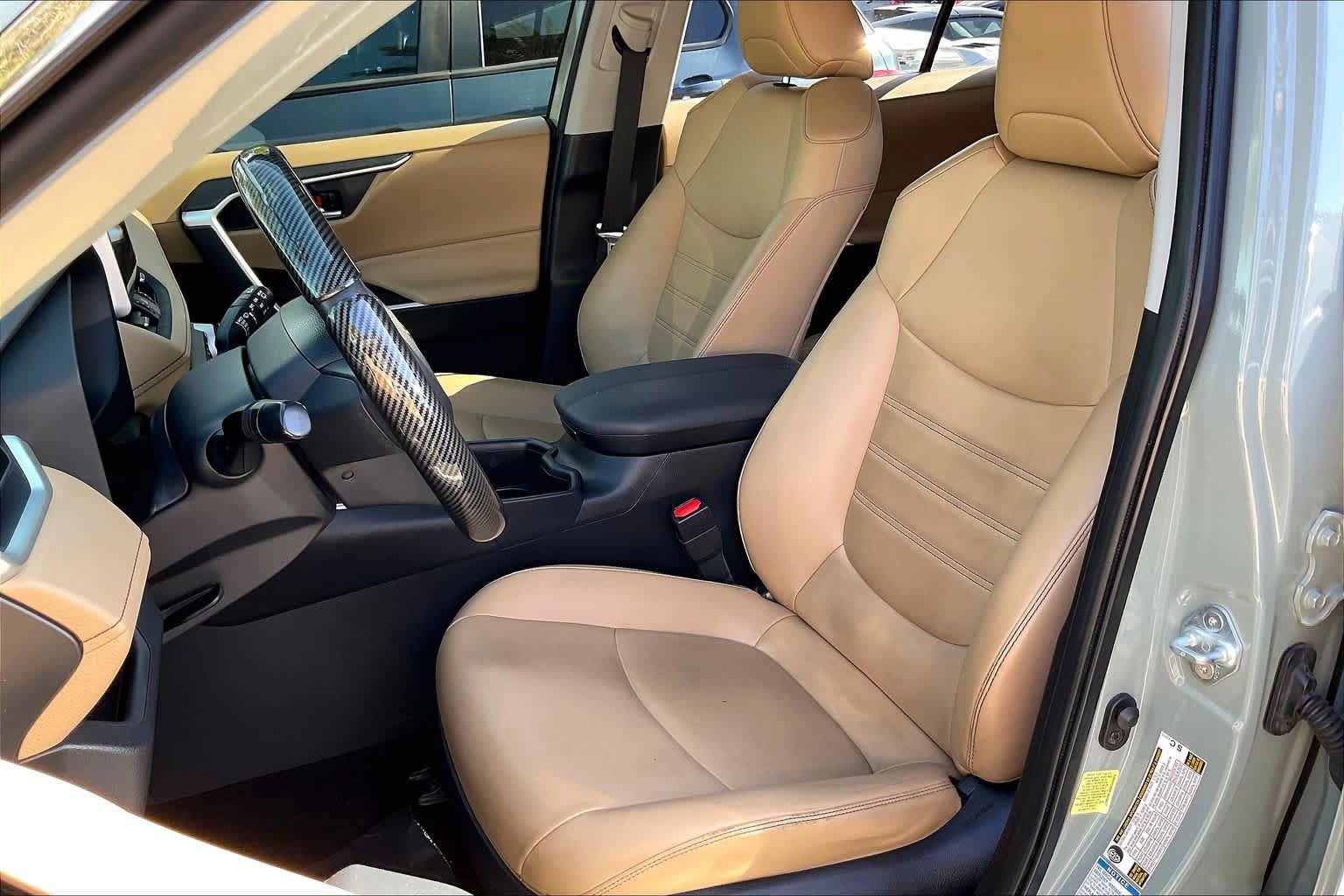 Used 2022 Toyota RAV4 XLE Premium image 24