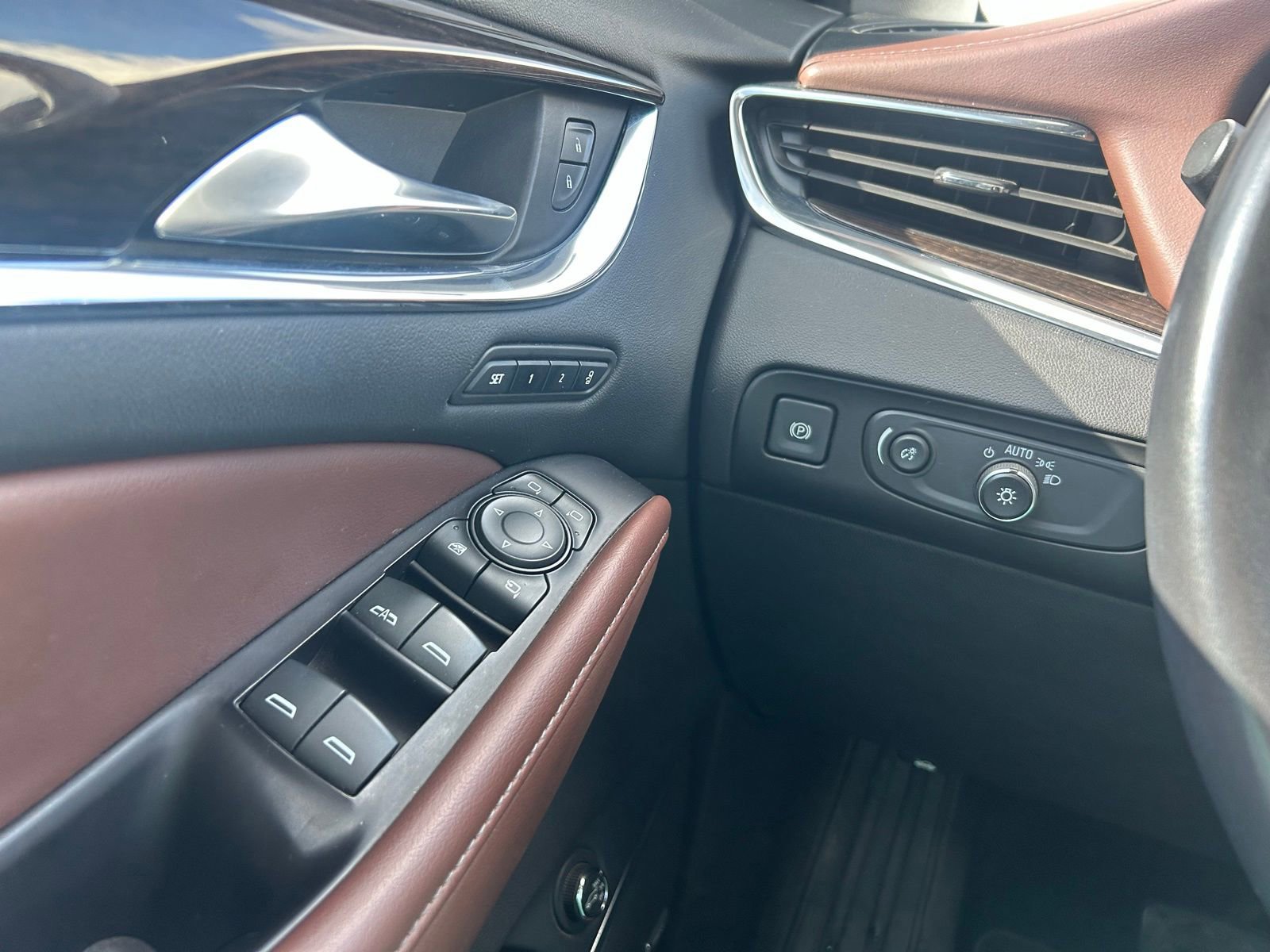 Used 2019 Buick Enclave Avenir w/ Avenir Technology Package image 17