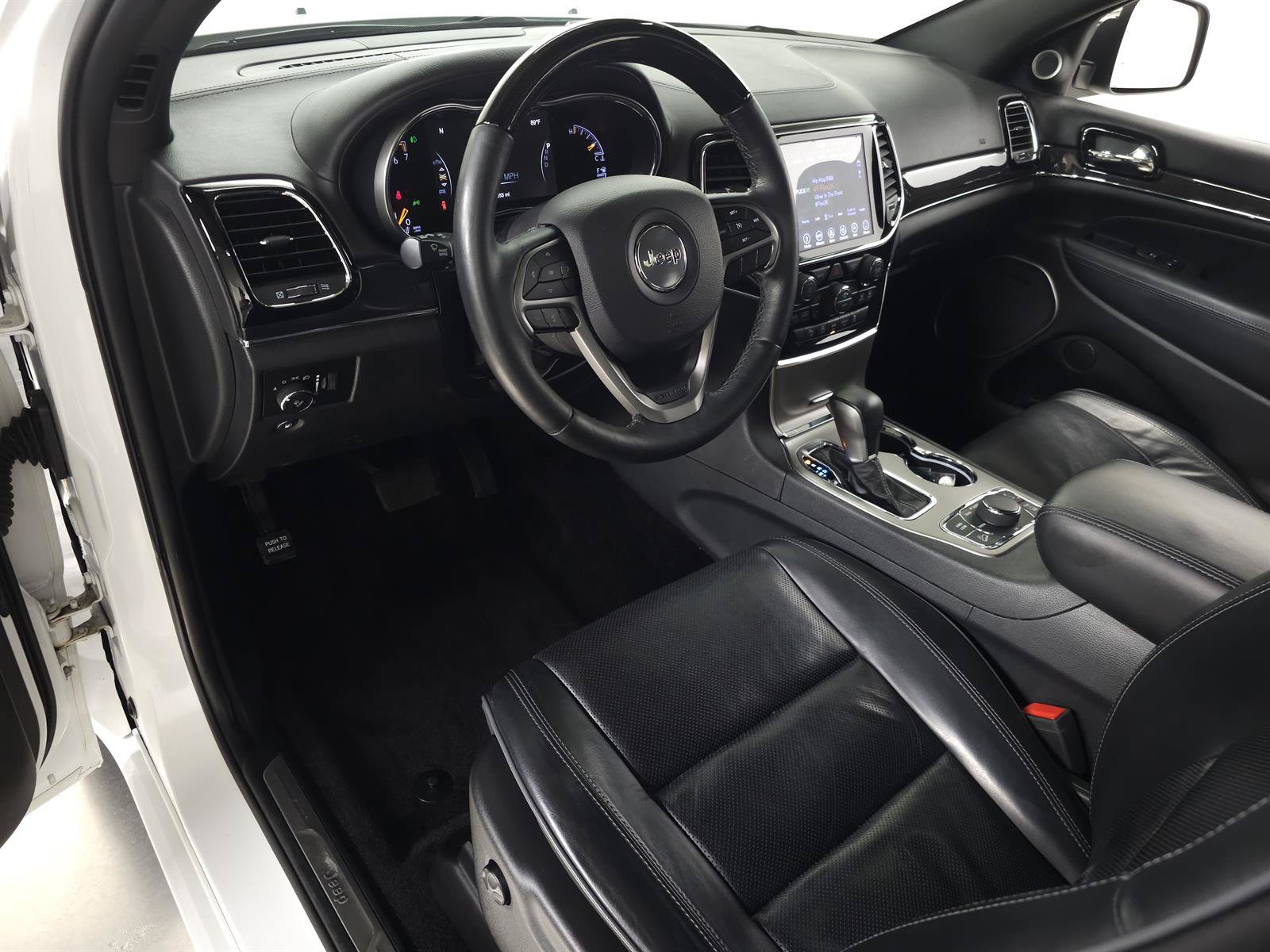 Used 2019 Jeep Grand Cherokee Overland AWD/4WD image 17