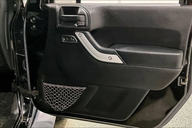 Used 2016 Jeep Wrangler Unlimited Rubicon w/ Connectivity Group image 30