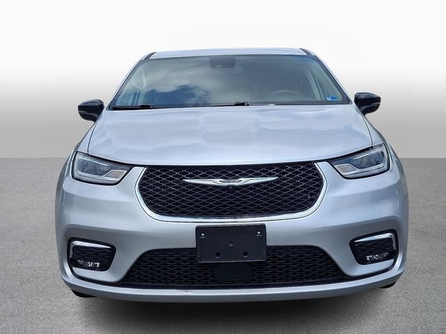 Used 2024 Chrysler Pacifica Touring-L FWD image 2