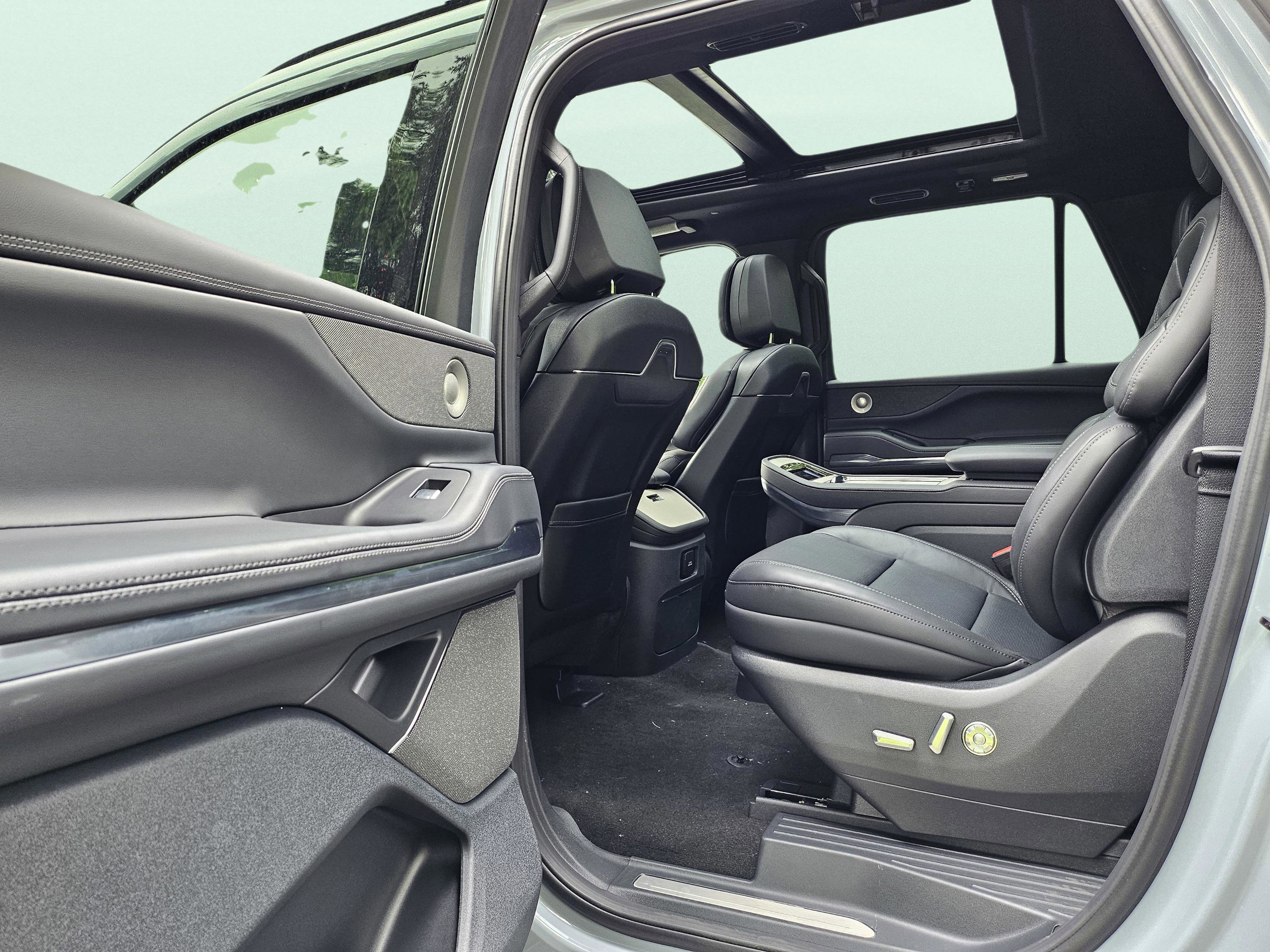 New 2025 Lincoln Navigator L Reserve w/ Jet Appearance Package image 23