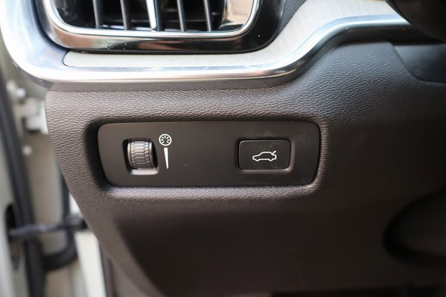 Used 2021 Volvo V60 T5 Cross Country w/ Climate Package image 12