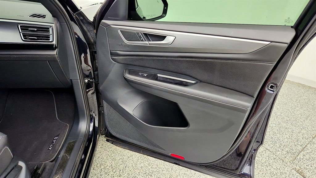 Used 2024 Volkswagen Atlas Cross Sport SE w/ Panoramic Sunroof Package FWD image 25