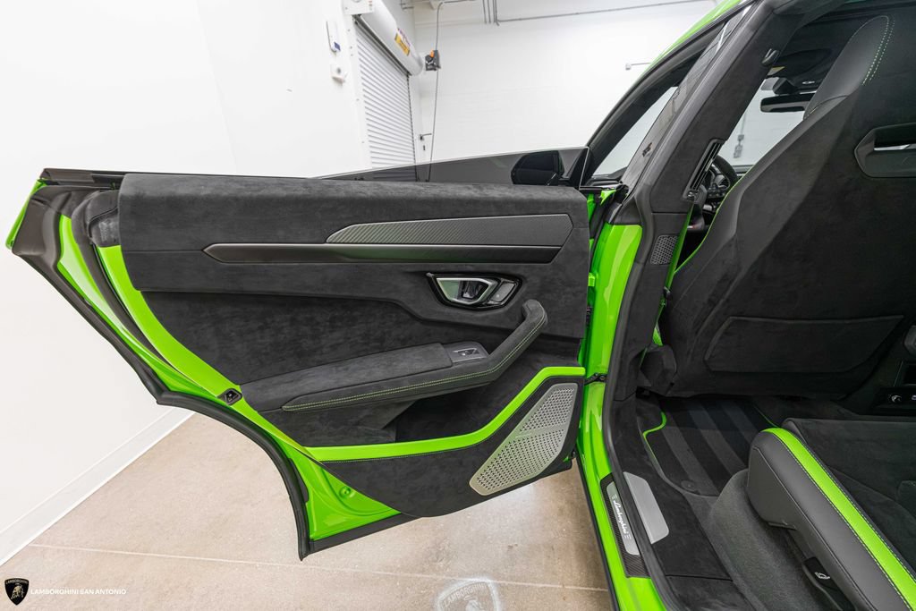 Used 2024 Lamborghini Urus Performante AWD/4WD image 36