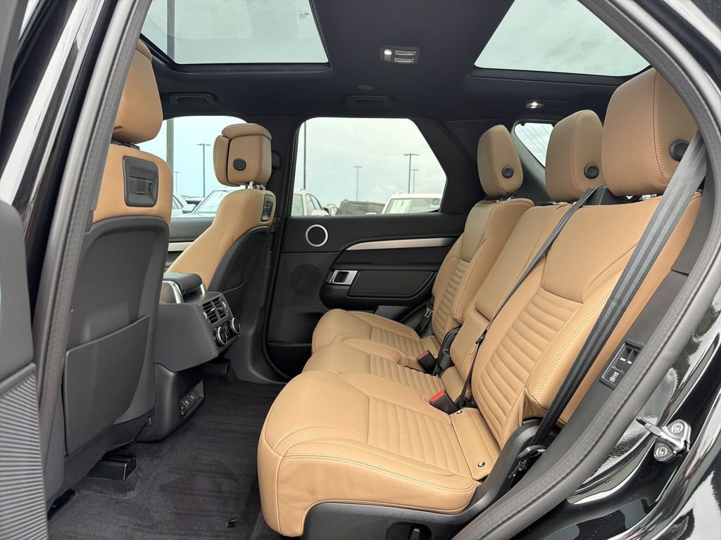 Used 2024 Land Rover Discovery Dynamic SE AWD/4WD image 5