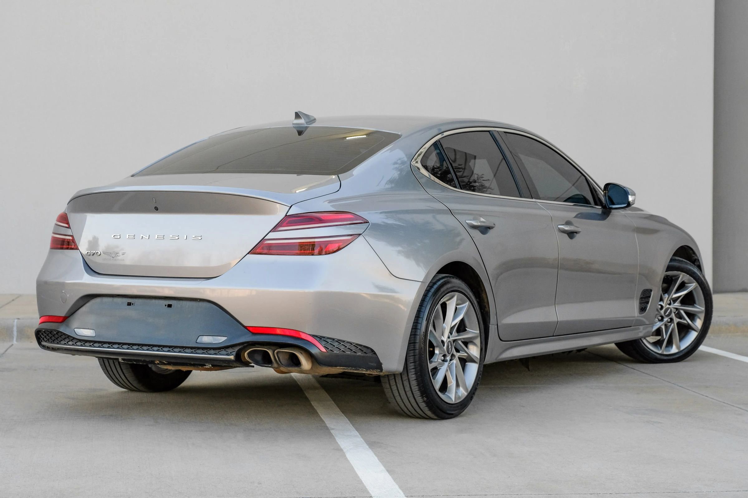Used 2022 Genesis G70 2.0T image 4