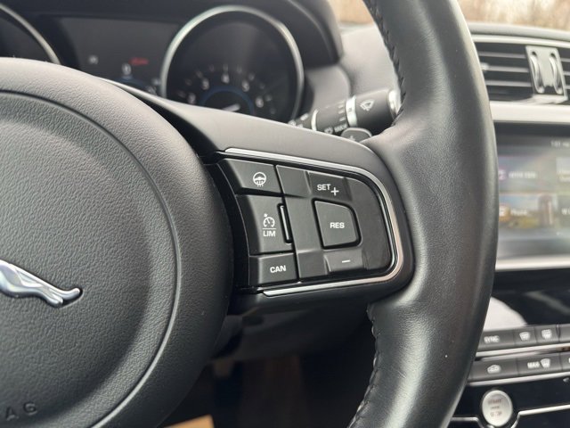 Used 2018 Jaguar XE Premium image 25