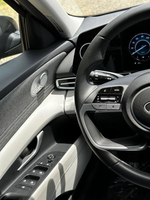 Certified 2025 Hyundai Elantra Limited FWD image 28