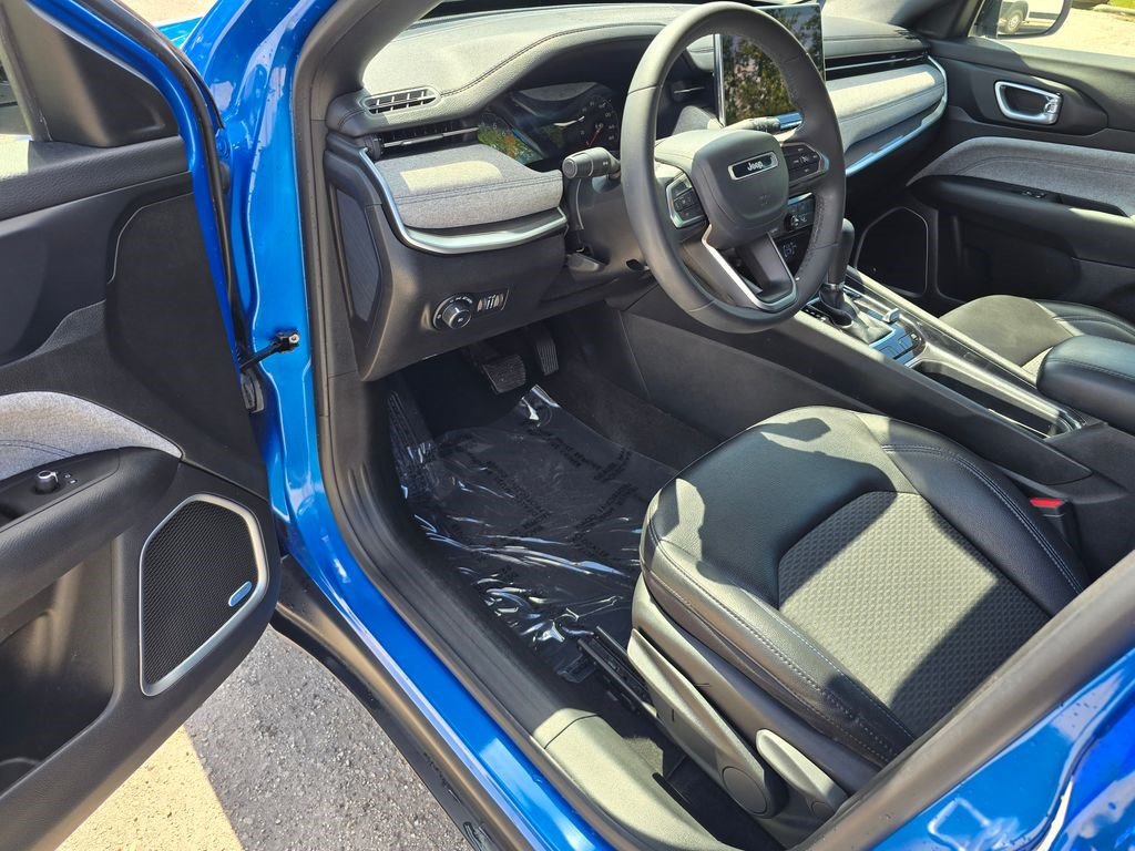 Used 2023 Jeep Compass Latitude w/ Sun and Sound Group AWD/4WD image 15