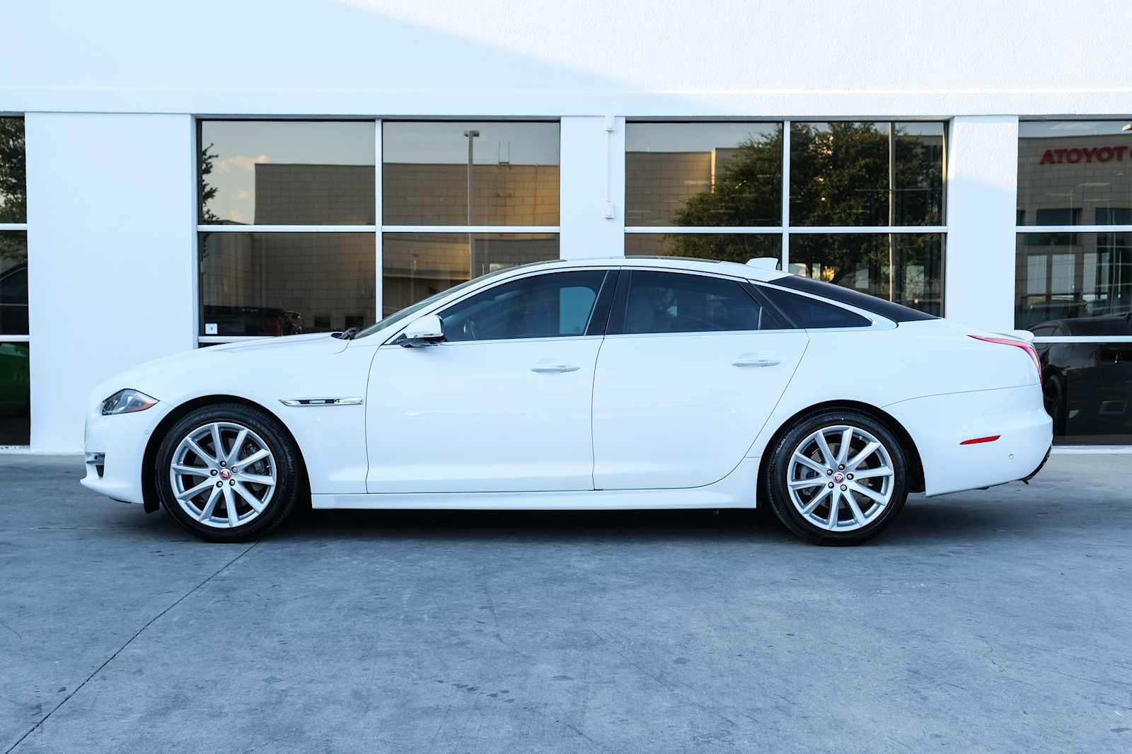 Used 2017 Jaguar XJ R-Sport RWD image 17