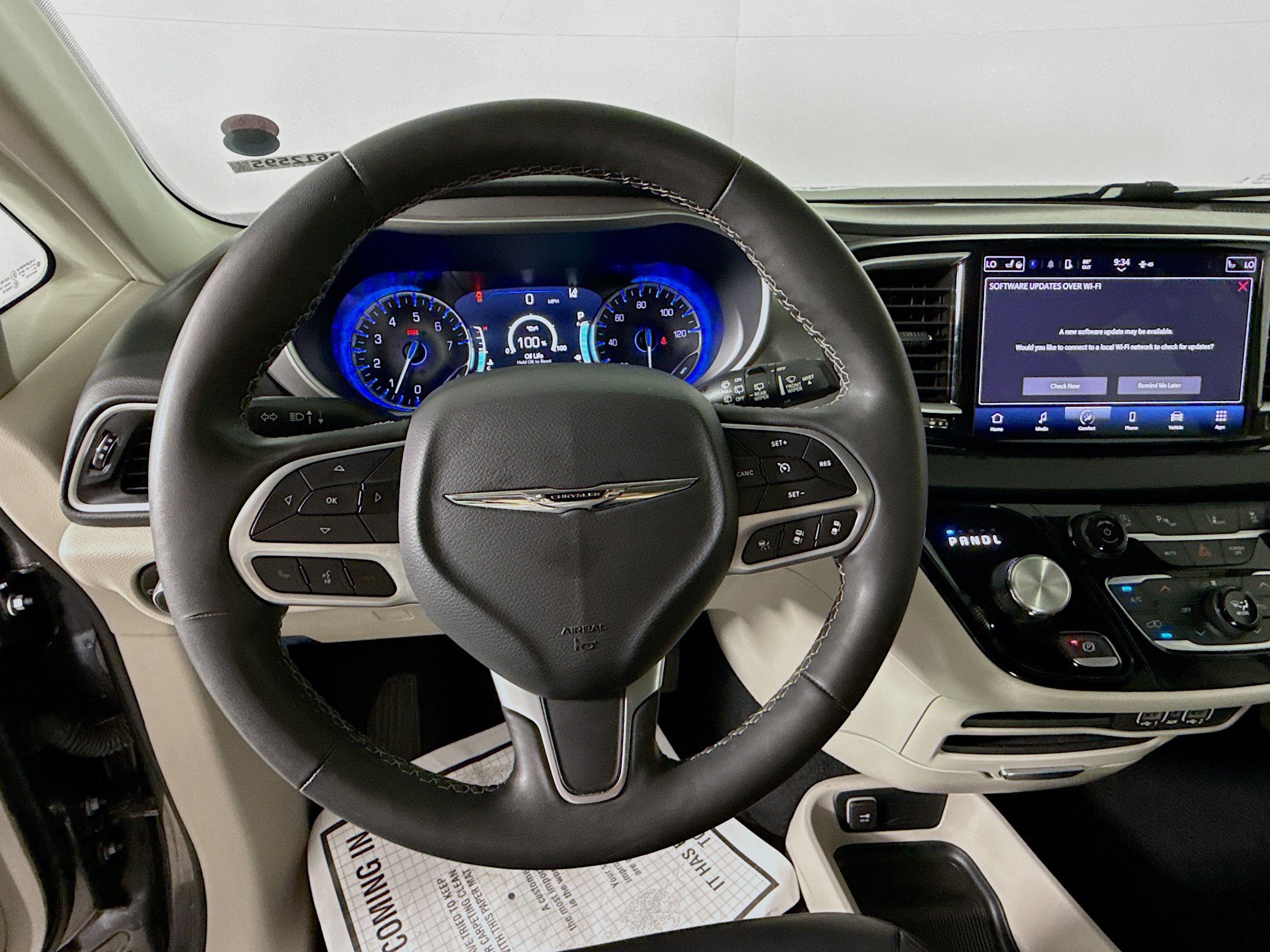 Used 2023 Chrysler Pacifica Touring-L FWD image 11