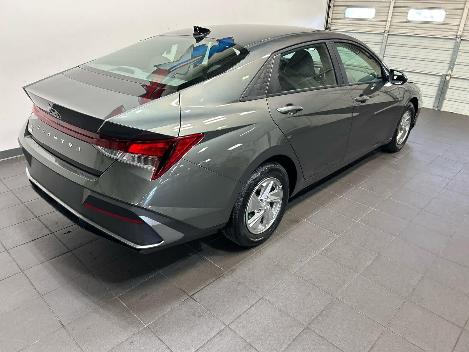 New 2026 Hyundai Elantra SE FWD image 3