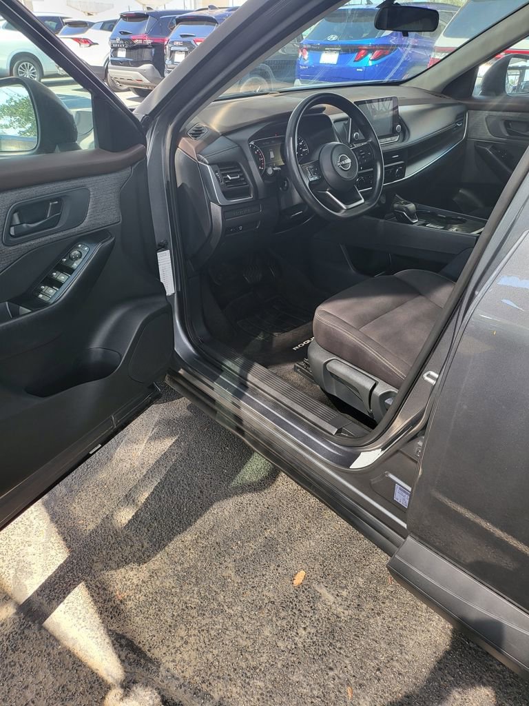 Used 2023 Nissan Rogue S image 4