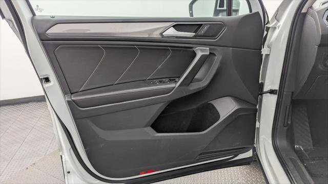 Used 2023 Volkswagen Tiguan SE w/ Panoramic Sunroof Package FWD image 13