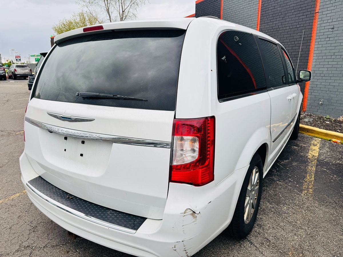 Used 2016 Chrysler Town & Country Touring FWD image 4