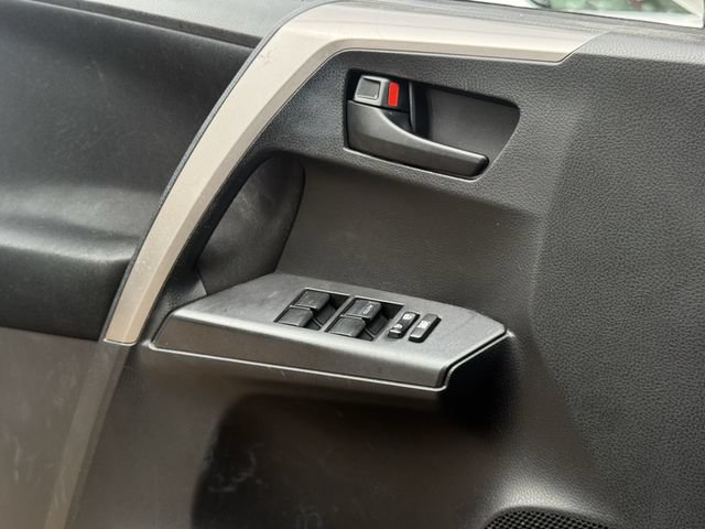 Used 2018 Toyota RAV4 LE FWD image 23