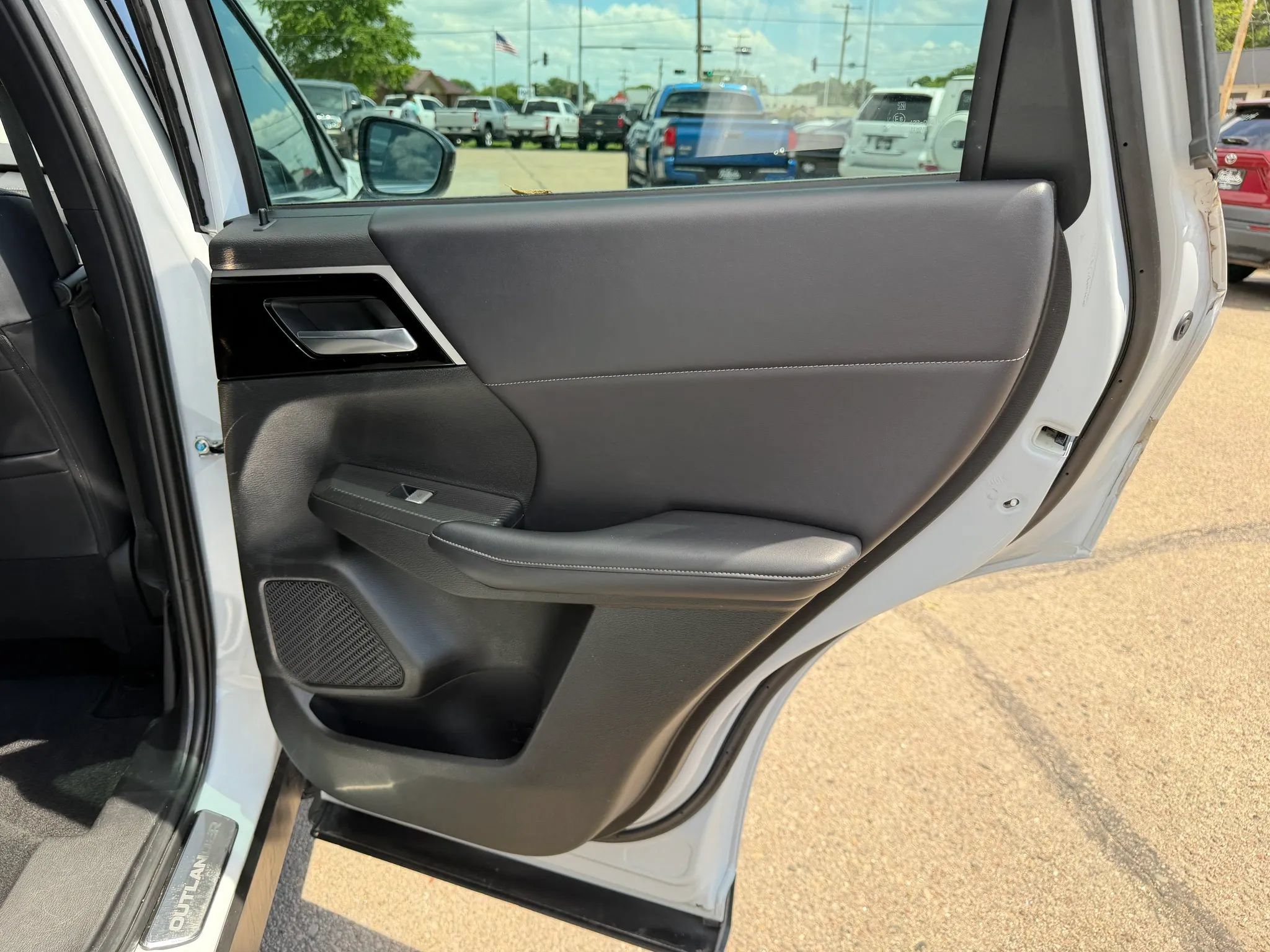 Used 2023 Mitsubishi Outlander SE AWD/4WD image 12