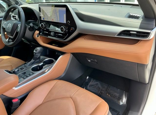 Used 2025 Toyota Highlander Platinum image 19