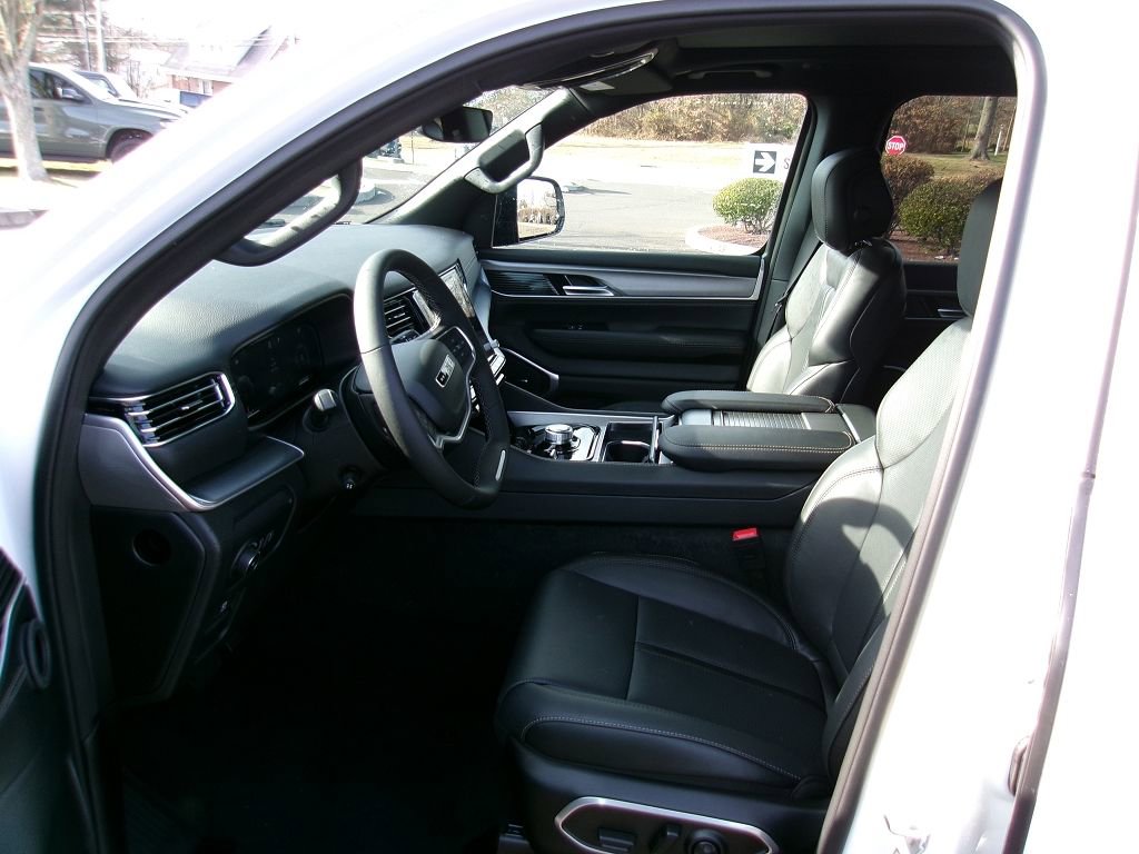 New 2025 Jeep Wagoneer L Series II w/ Premium Group I image 8