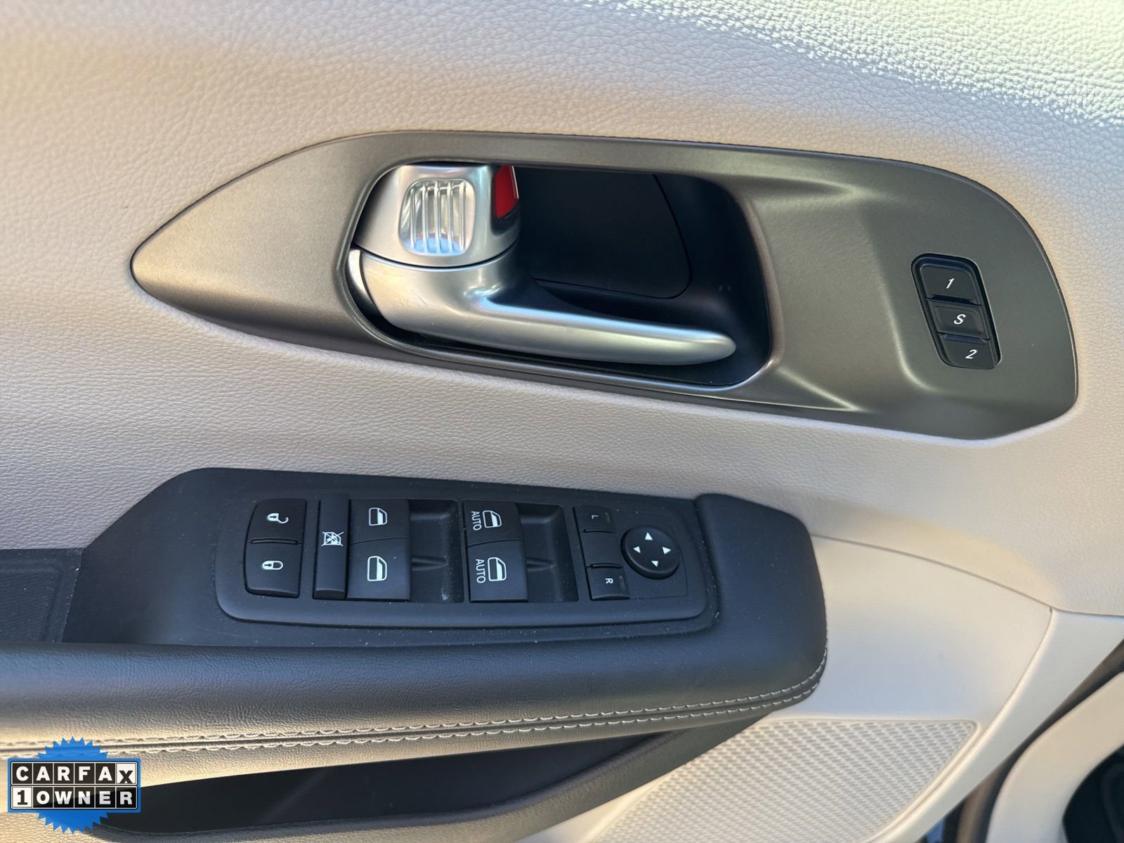 Used 2024 Chrysler Pacifica Touring-L FWD image 13
