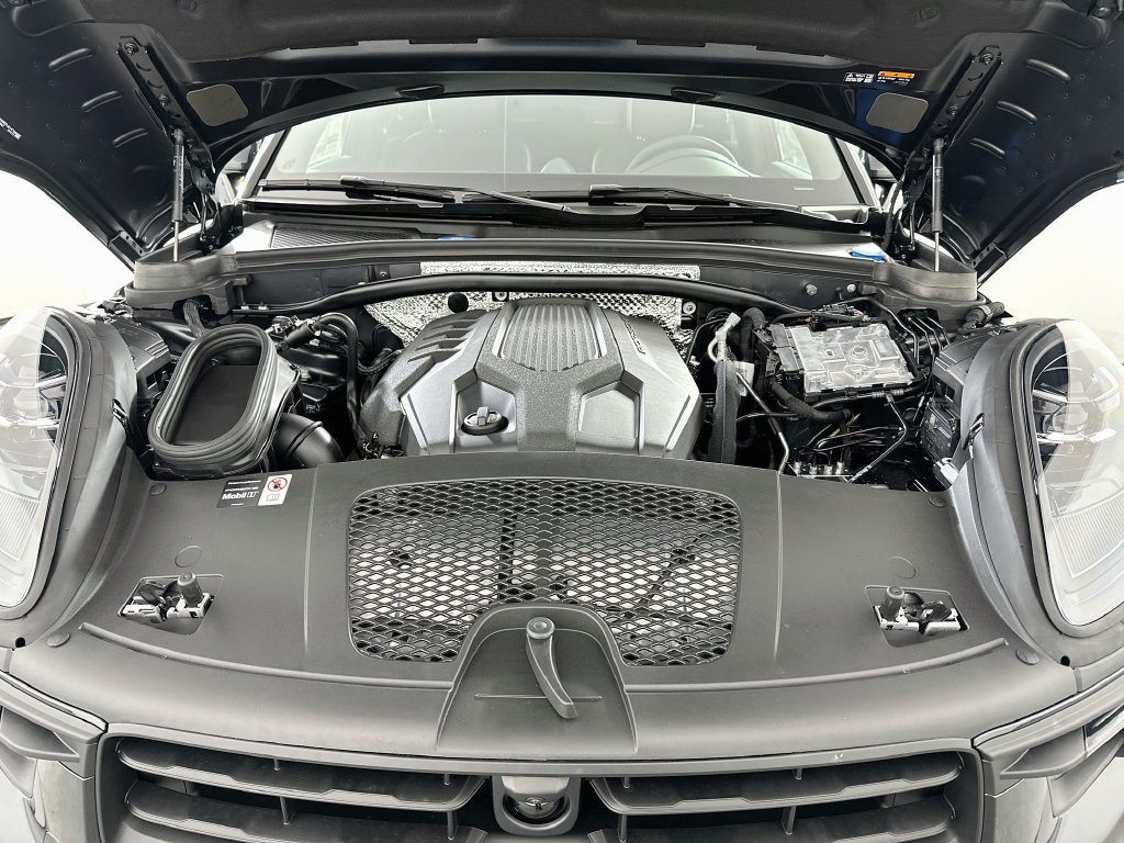 Certified 2026 Porsche Macan AWD/4WD image 33