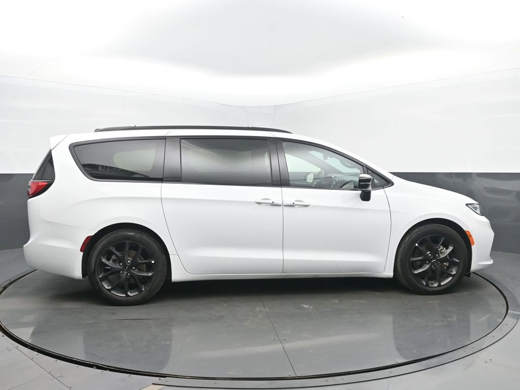 Used 2025 Chrysler Pacifica Limited image 6
