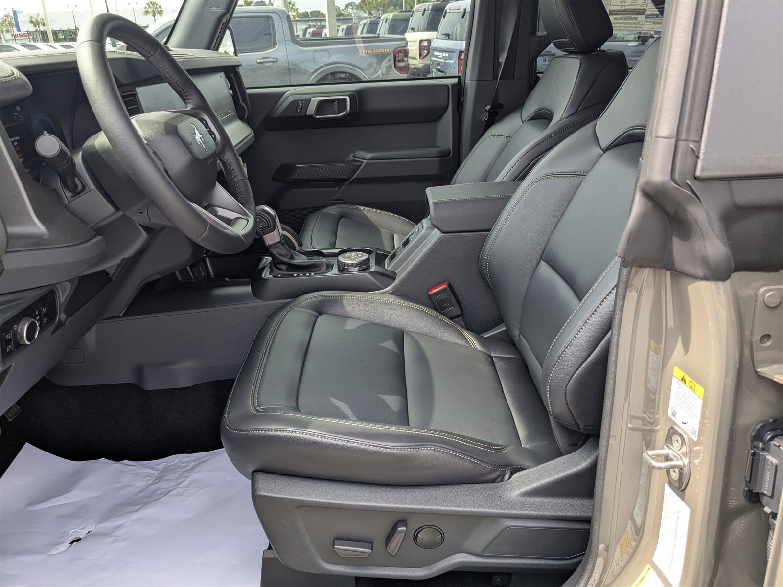 New 2025 Ford Bronco Badlands image 2