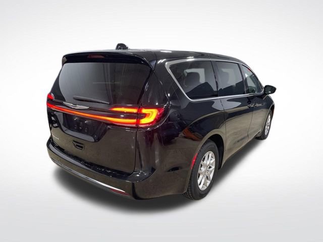 Used 2024 Chrysler Pacifica Touring-L image 5