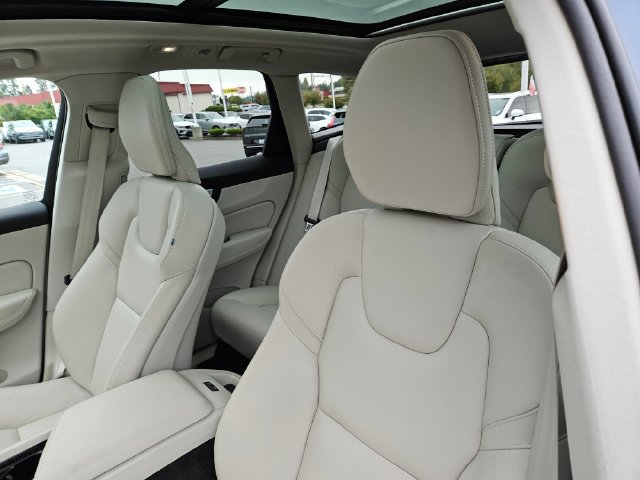 Used 2024 Volvo XC60 B5 Plus w/ Protection Package Premier AWD/4WD image 18