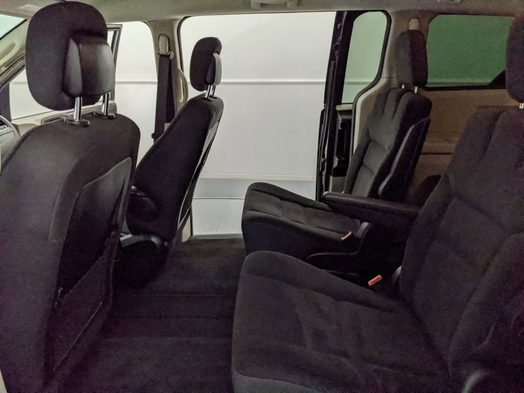 Used 2018 Dodge Grand Caravan SE w/ UConnect Hands-Free Group image 16