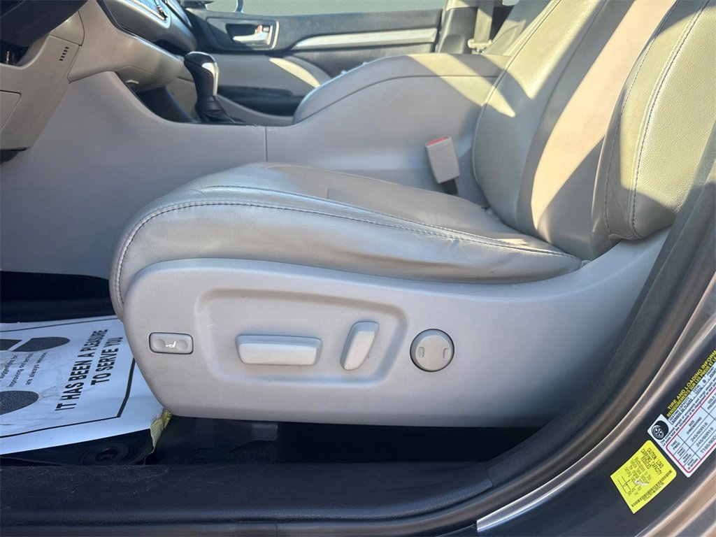 Used 2018 Toyota Highlander XLE image 19