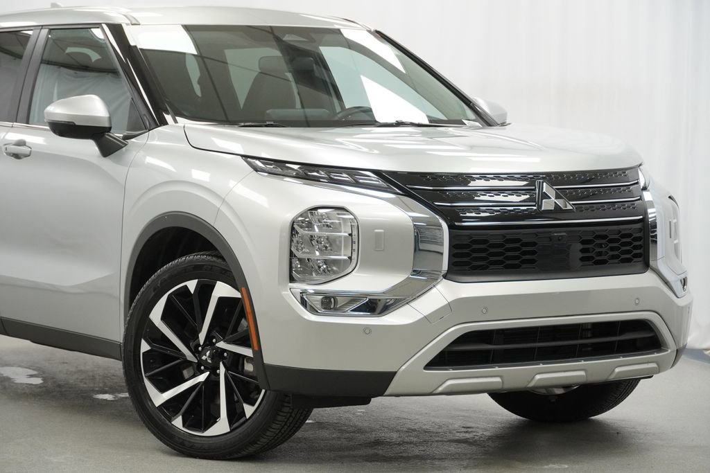 Used 2024 Mitsubishi Outlander SE image 3